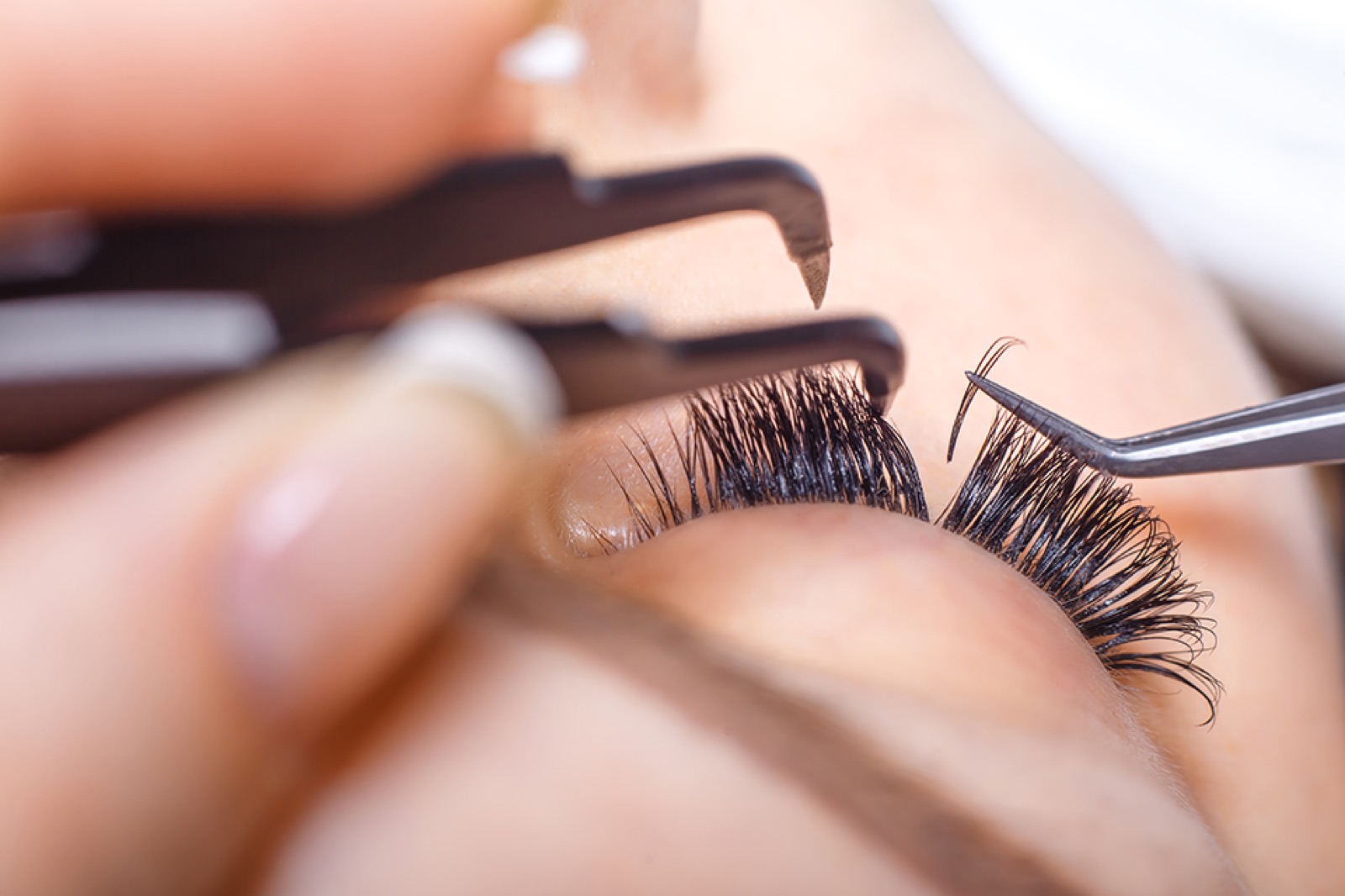 Professionelle Wimpernverlängerung während der Behandlung